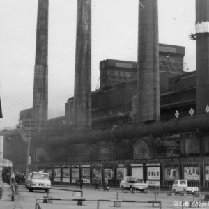 丘と温室 釜石駅前の昭和40年代の写真（煙突のある風景は 「工業から環境へ」）