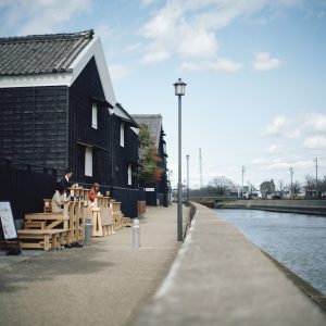 半田の運河床 その1&その2 運河と運河床その2。左奥が旧中埜半六邸の蔵/写真©稲葉天祐