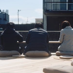 半田の運河床 その1&その2 運河を眺めながら談笑する/写真©稲葉天祐