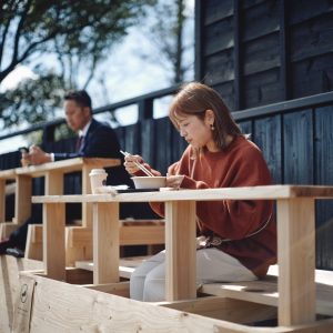 半田の運河床 その1&その2 座面の高いものには転落防止を兼ねたカウンターがついている/写真©稲葉天祐