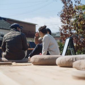 半田の運河床 その1&その2 運河床は靴を抜ぎクッションでくつろぐことができる/写真©稲葉天祐